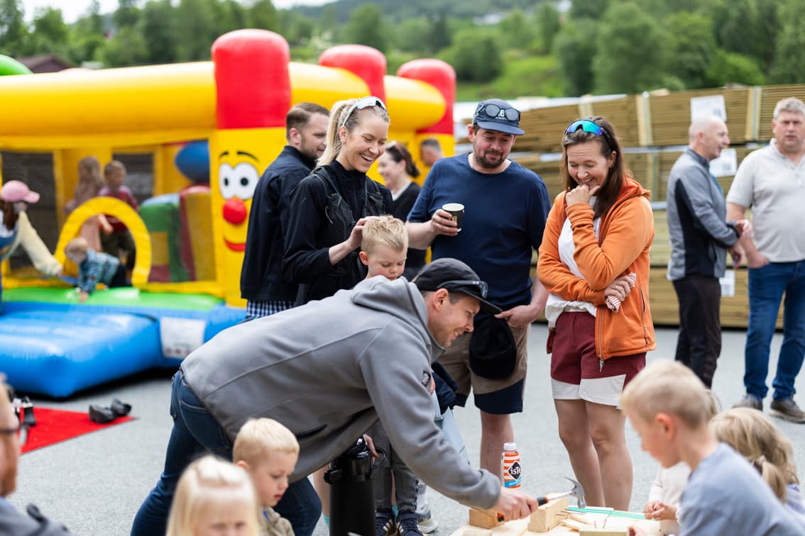 Jubileumsfeiring med hoppeslott, hammer og spiker!