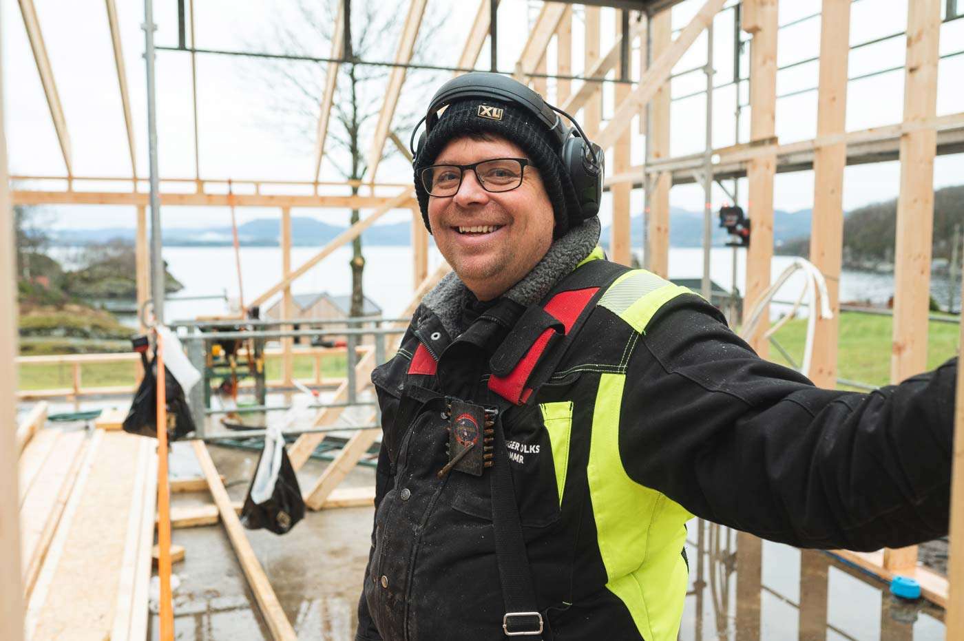 Tømrer Tor Gaute (36) vil motivere ungdom til å velge byggfag