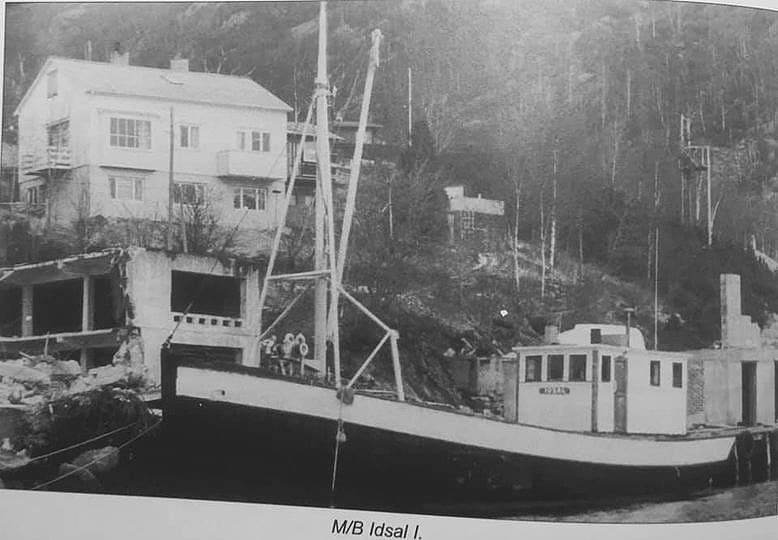 Bildet viser MK Idsal ved kaien på Tau, der mykje av historia til Ryfylke Trelast starta.